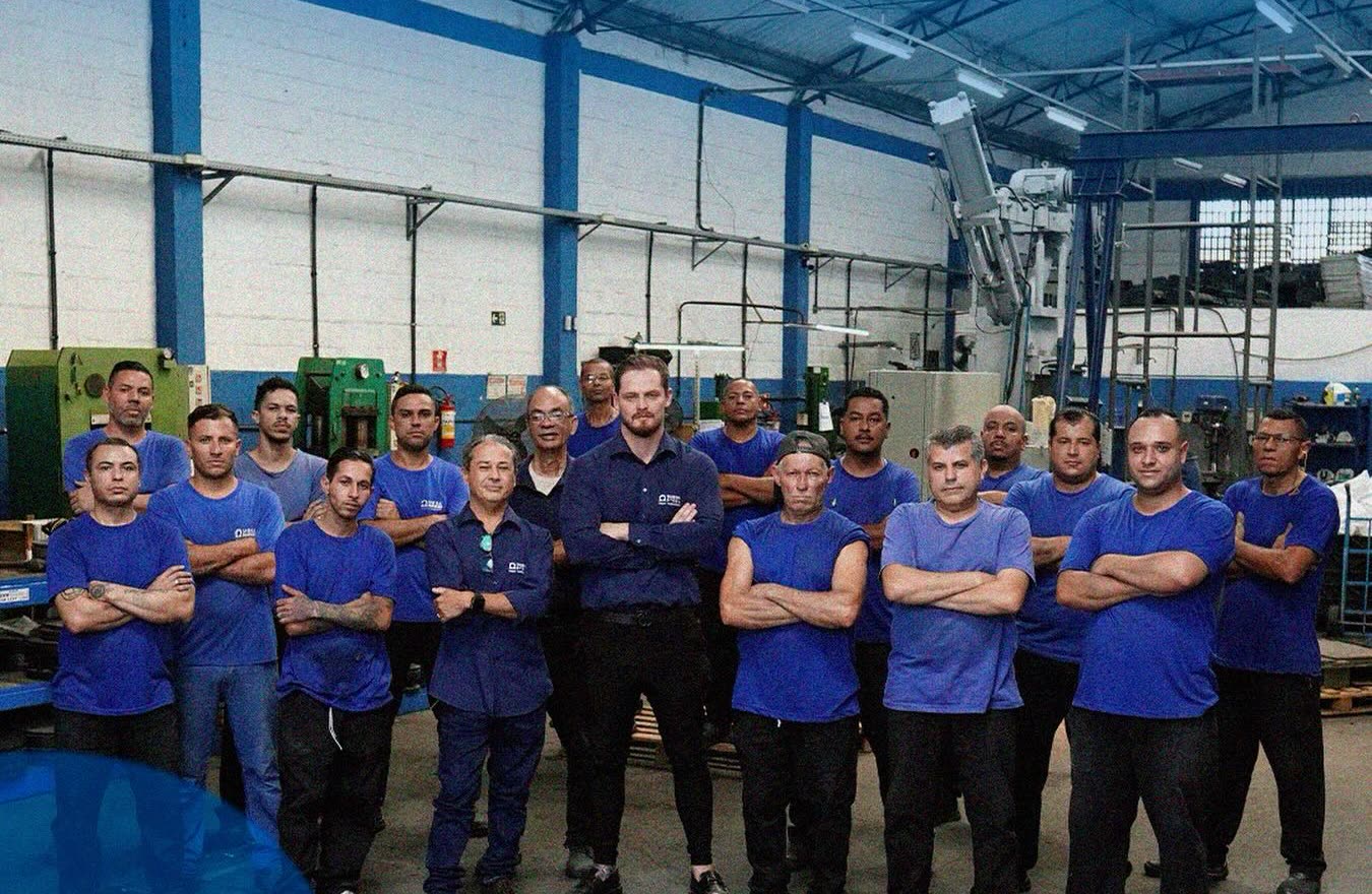 A equipe da Omega Steel reunida no chão da fábrica, em São Paulo