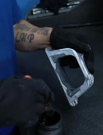 Operador preparando a carcaça de alumínio antes da vulcanização